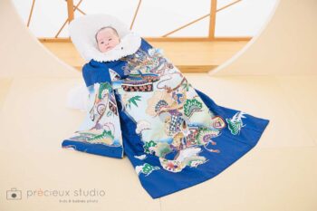 青い掛け着のお宮参りの赤ちゃん 和室で記念写真撮影