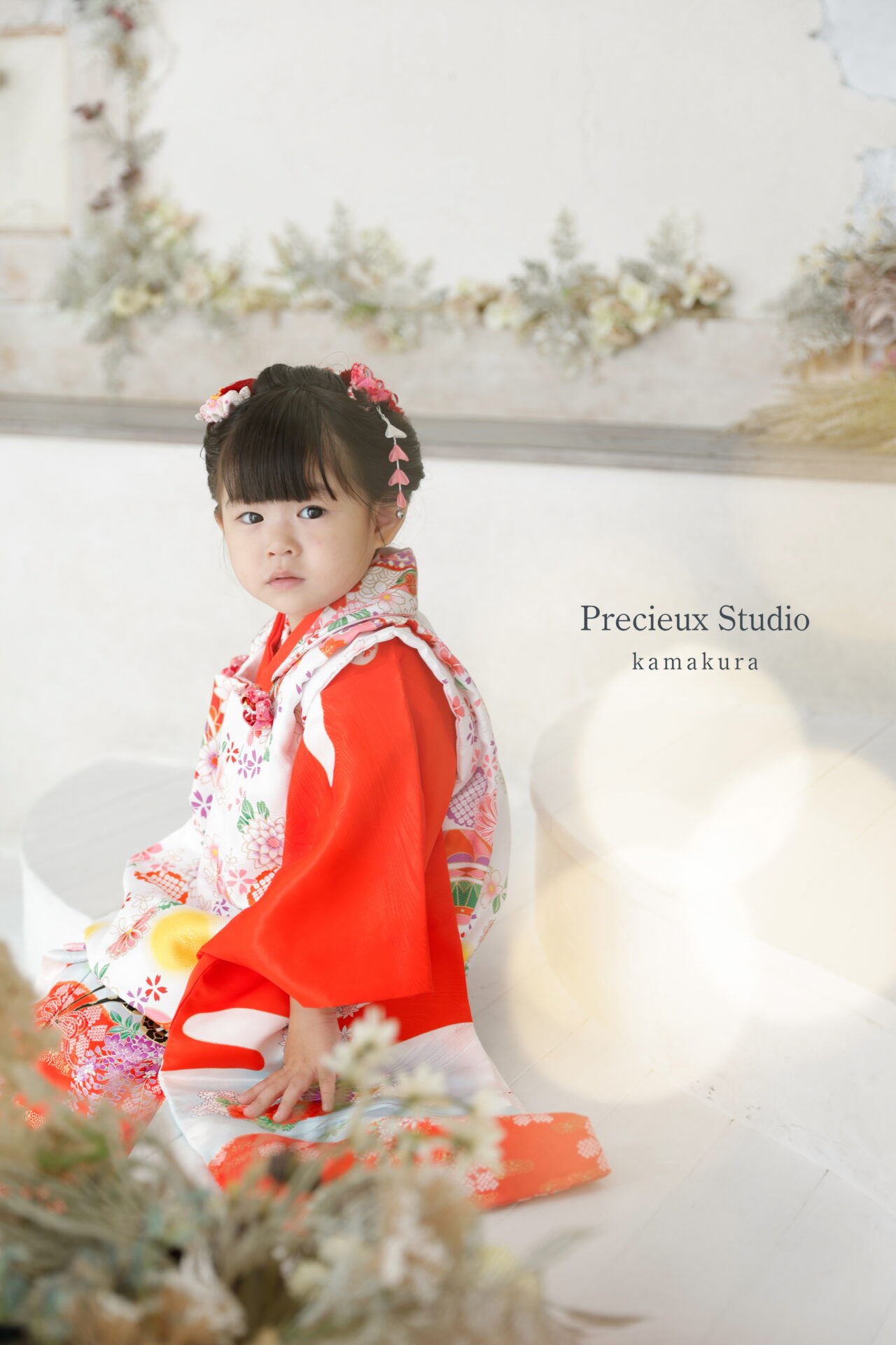 レトロモダンな赤い被布で3歳の七五三写真撮影の女の子