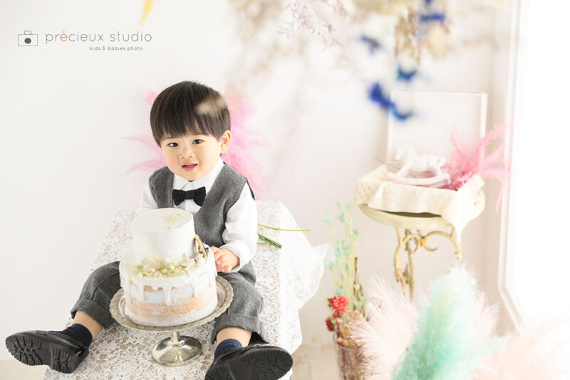 2歳のお誕生日にスタジオで記念写真撮影の男の子