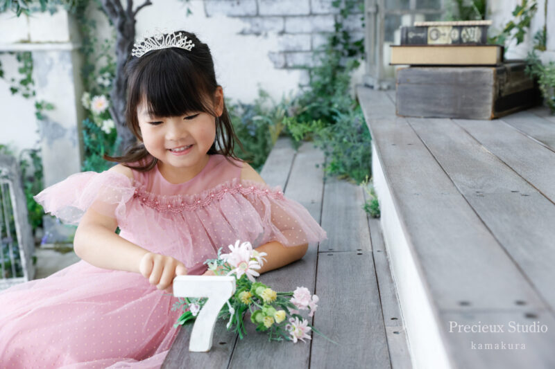 7歳のお誕生日の記念写真撮影 ピンクのドレスでおめかし