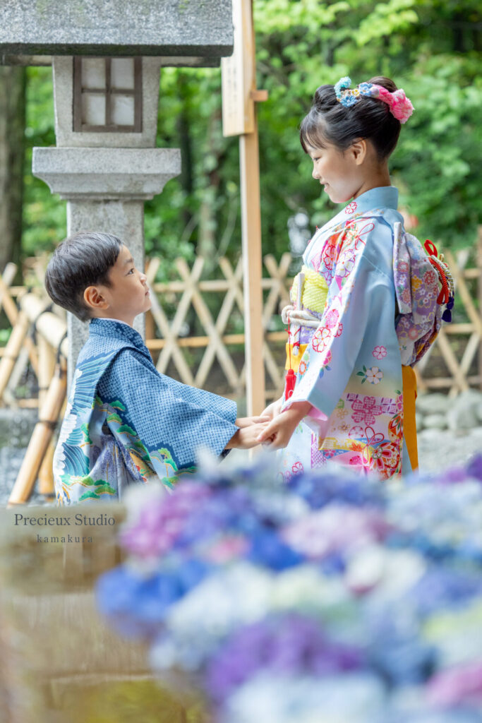 姉弟で水色の着物で七五三のお参り 鶴岡八幡宮ロケーションフォト