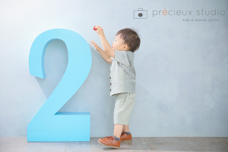 2歳のお誕生日記念写真 大きな2のオブジェと並ぶ男の子