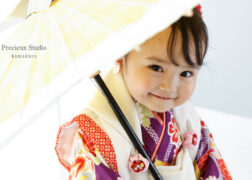 傘からのぞく女の子の笑顔 3歳の七五三記念写真