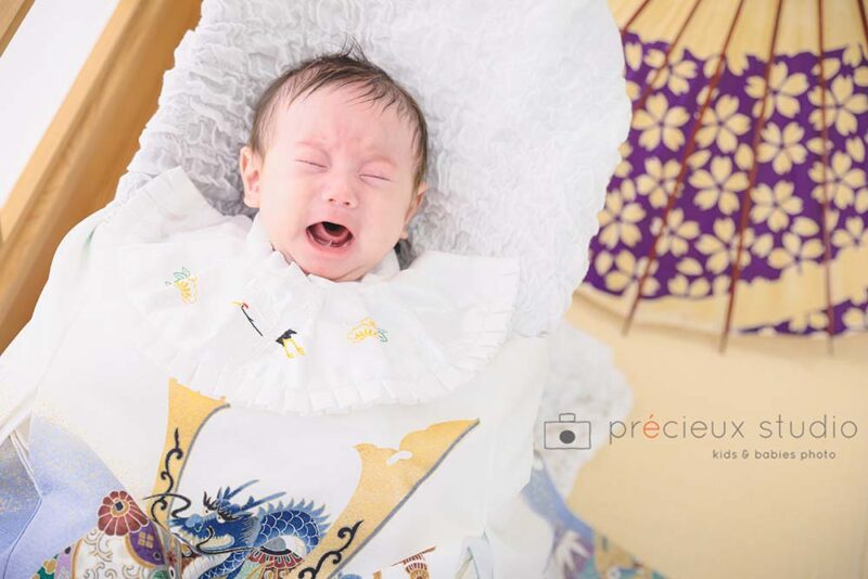 お宮参りの写真撮影で泣き顔の赤ちゃん